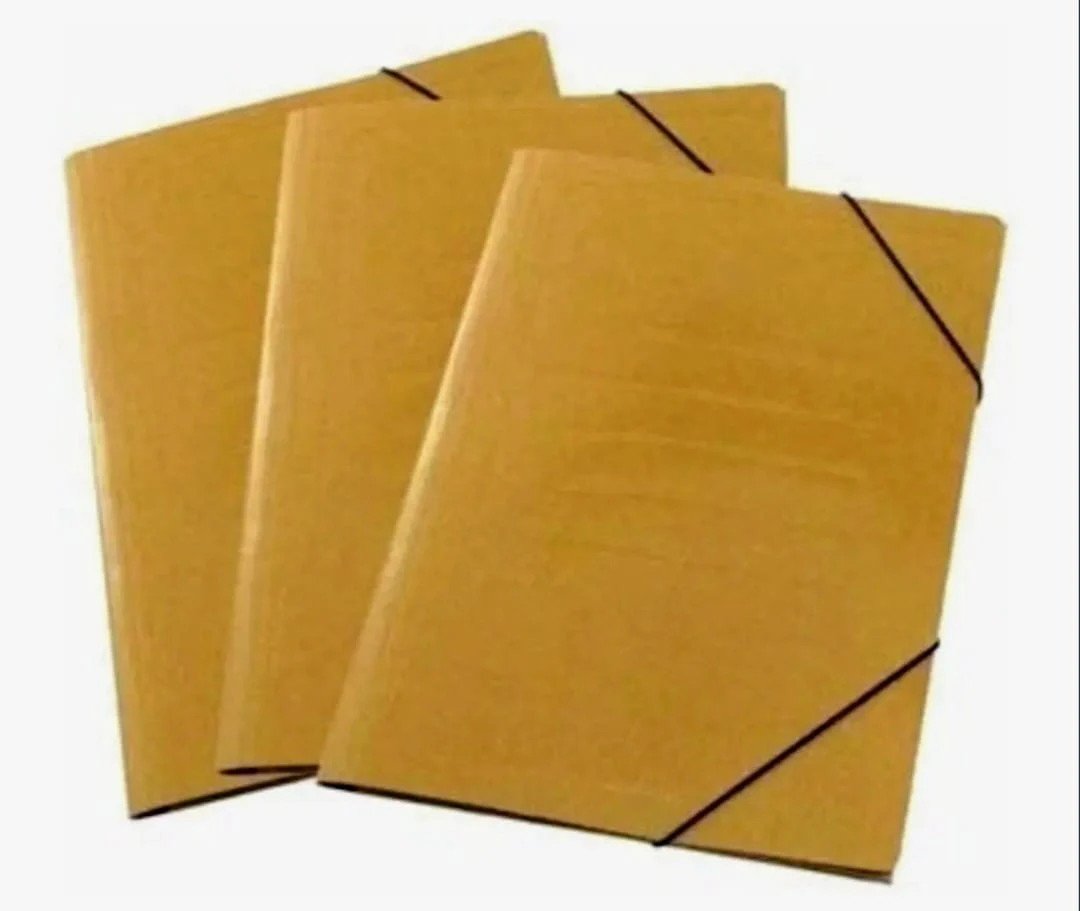 Carpeta 3 solapas cartón marrón oficio con elástico.